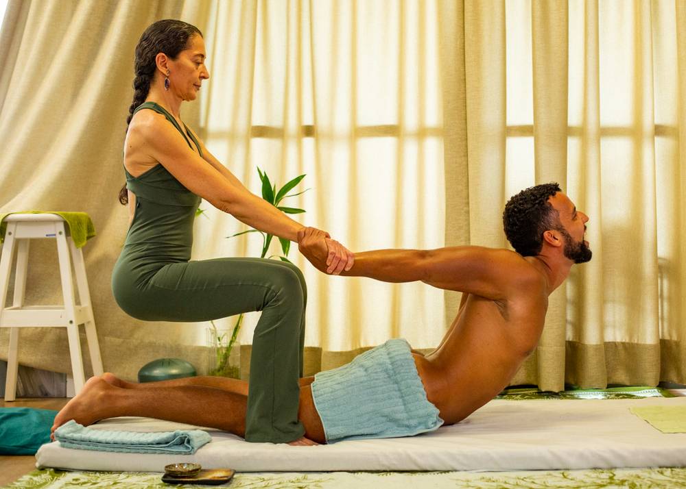 Manobra de tração dos braços com a pessoa sentada, praticada durante a formação.